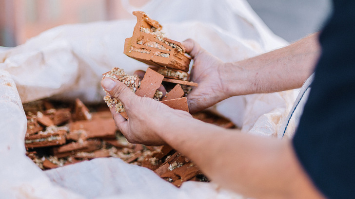 Ziegelbruch sauber vom Dämmstoff trennen – das praktiziert der Hersteller Leipfinger-Bader in einer Recyclinganlage im niederbayerischen Puttenhausen. Während die Mineral- und Holzfasern erneut als Dämmmaterialien in die Ziegelproduktion einfließen, lassen sich die keramischen Bestandteile als Substrat etwa für die Dachbegrünung aufbereiten.