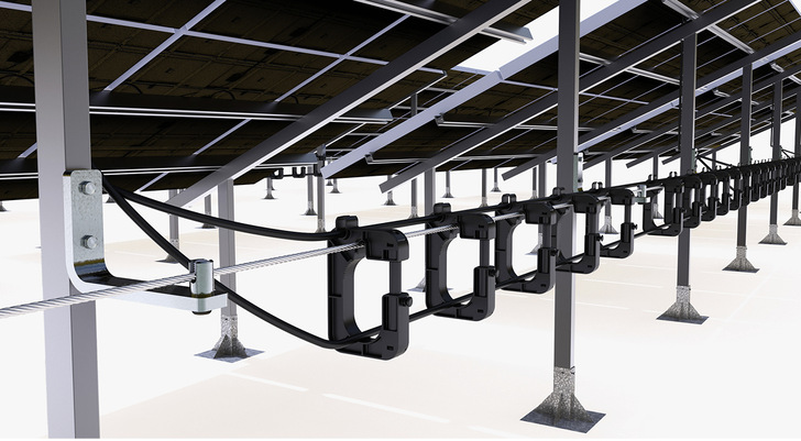 Mit Cable Smart lassen sich die Solarkabel von PV-Freiflächenanlagen ordentlich verlegen, ohne aufwändig Gräben ausheben zu müssen.