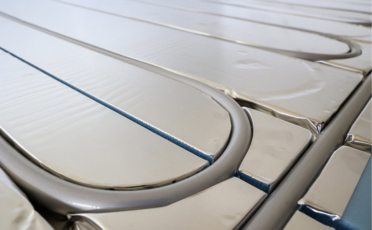 Die Platten für das wassergeführte Fußbodenheizsystem ZEWO XPS werden zusammengeklappt im Kompaktmaß 600 mm x 600 mm auf die Baustelle geliefert.