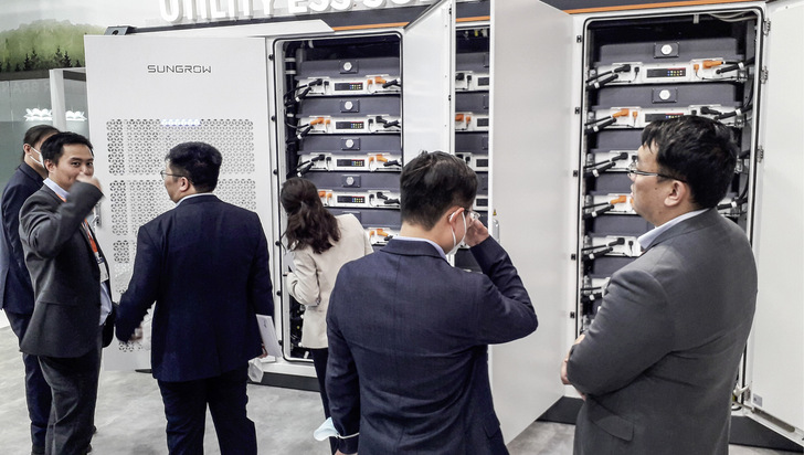 Sungrow setzt bei Großspeichern auf ausgeklügelte Kühltechnik und permanente Überwachung der Zellen.