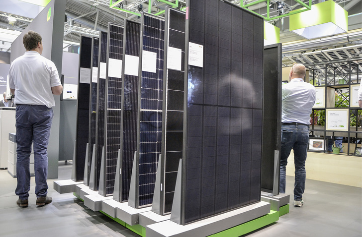 Die Hersteller zeigen auf der Intersolar in München auch die neuesten Glas-Glas-Module. Viele sind für die Integration in Fassaden und zur Überkopfverglasung geeignet.