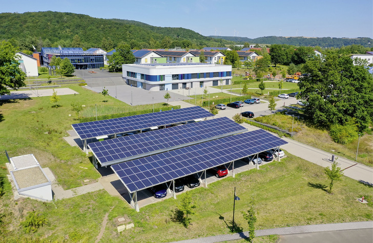 Die Förderung von solaren Parkplatzüberdachungen kann die Marktentwicklung der Technologie unterstützen. Dann leistet sie perspektivisch einen Beitrag zur Energiewende ohne zusätzlichen Flächenverbrauch.