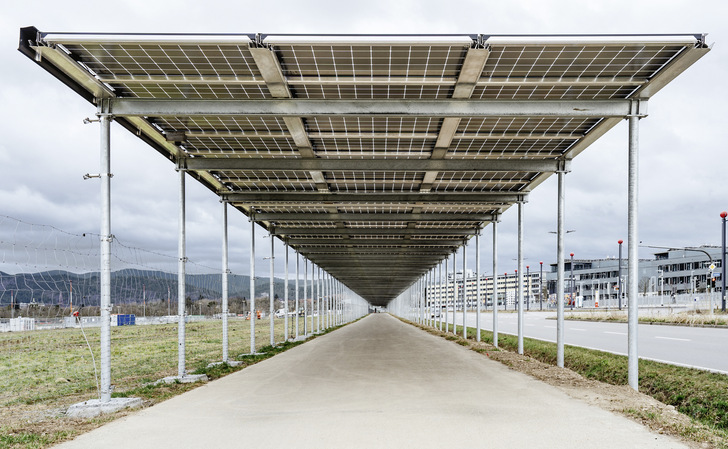 912 Glas-Glas-Module wurden auf 38 Stahlträgern montiert.