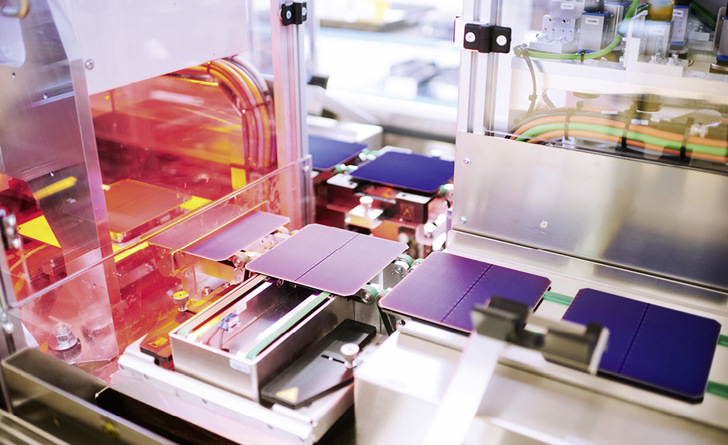 Qualitätsprüfung der Solarzellen bei Meyer Burger in Thalheim