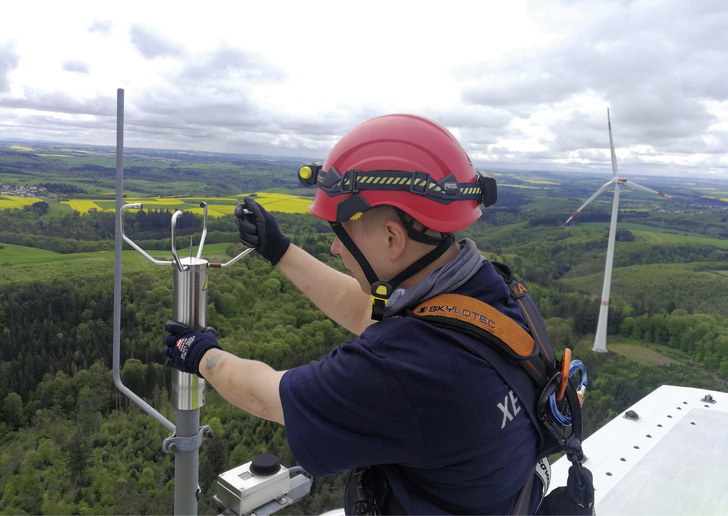 Arbeit mit Aussicht: Gut ­gesichert überprüft Andrea Polzin das ­Anemometer.
