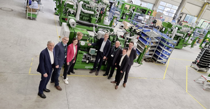 NRW-Wirtschaftsministerin Mona Neubaur und Vertreter des LEE NRW besuchten 2G Energy Ende April.