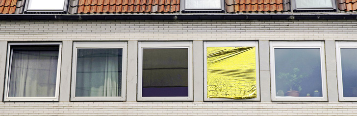 Mietende können im Nachhinein eine Rettungsdecke als Sonnenschutz ins Fenster hängen, Planende könnten aber auch im Vorhinein den sommerlichen Wärmeschutz eines Gebäudes bewerten und die thermische Behaglichkeit bestimmen. - © Bild: kristina rütten - stock.adobe.com Mietende können im Nachhinein eine Rettungsdecke als Sonnenschutz ins Fenster hängen, Planende könnten aber auch im Vorhinein den sommerlichen Wärmeschutz eines Gebäudes bewerten und die thermische Behaglichkeit bestimmen.