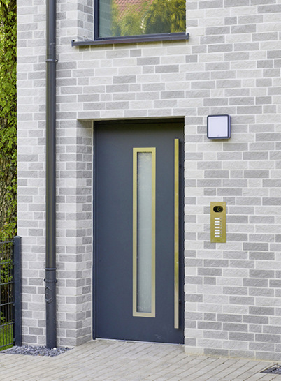 Quarzverblender in drei Grautönen: In der Kombination ermöglichen sie eine lebhafte Fassadengestaltung, können Gebäuden eine moderne wie elegante Erscheinung verleihen.