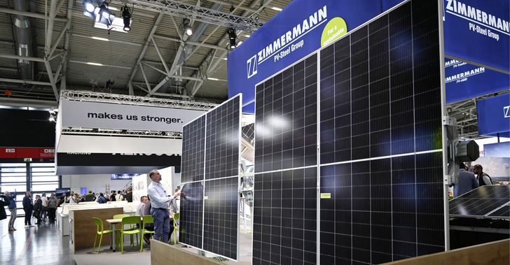 Der Tracker von Zimmermann PV-Stahlbau hat den Vorteil, dass er in eine senkrechte Position gefahren werden kann.