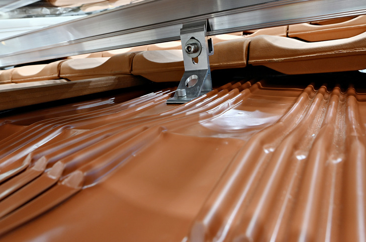 Dachersatzziegel wie das XM-F Reptile von Aerocompact sparen auf dem Dach viel Arbeit und schützen vor Ziegelbruch.