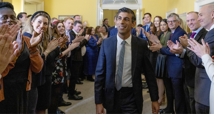 Der britische Premierminister Rishi Sunak wird in der Downing Street Nr. 10 begrüßt.