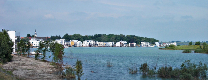 Am Hainer See, einem Naherholungsgebiet vor den Toren Leipzigs, wird bei einem Siedlungsneubau auf die grüne Wärme der Aquathermie gesetzt.