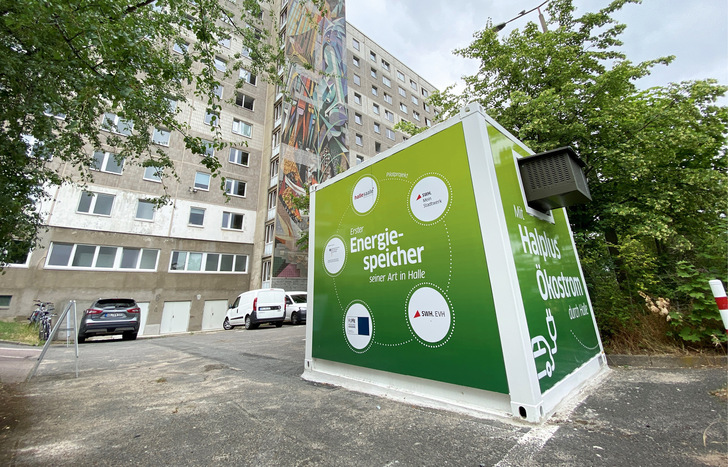 Energiespeicher in Halle, Projekt E-Speicher. Die intelligent gesteuerten Speicher sammeln elektrische Energie, wenn beispielsweise in einem nahe gelegenen Verwaltungsgebäude weniger Strom benötigt und das Netz weniger belastet wird. Geben die Leitungen für die benachbarten Elektro-Ladesäulen für Autos wegen Überlastung nicht genug her, ziehen sich die Ladesäulen den Strom aus dem Speicher.
