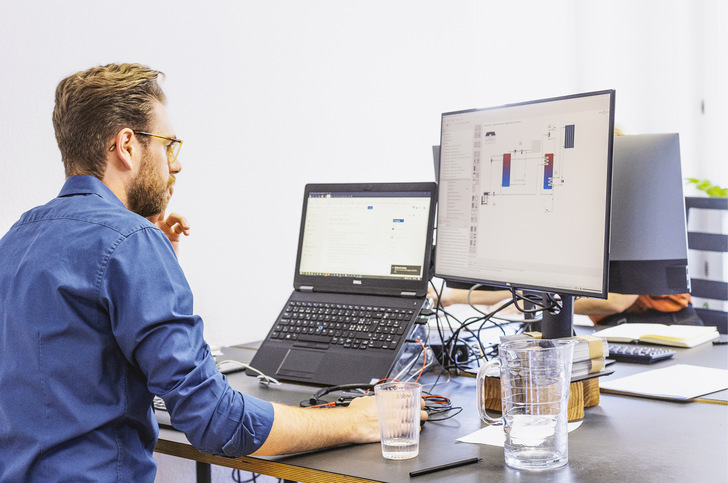 Am Bildschirm lassen sich mit der passenden Simulationssoftware schnell verschiedene Versorgungsvarianten durchrechnen und vergleichen.