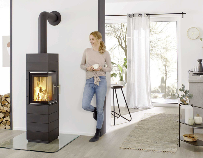 Die beiden Kaminöfen Corna (links) und Peppa sind aus einzelnen, massiven Gussquadern beziehungsweise -ringen gefertigt.