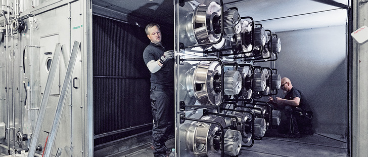 Retrofit mit Mehrwert: Neue Ventilatoren wie diese Fan Grids mit je neun EC-Modulen sparen Energie.
