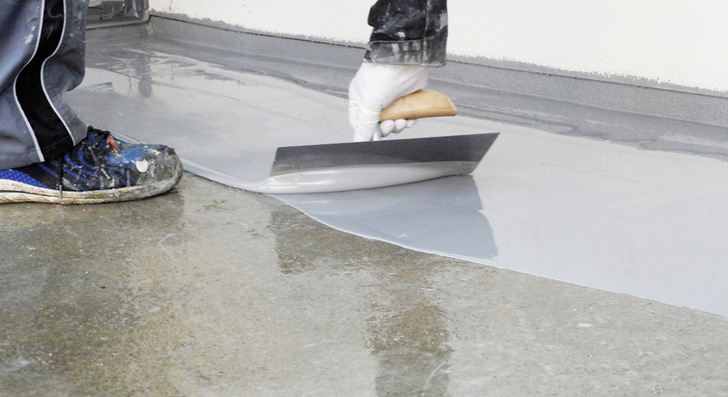 Balkonabdichtungs- und Beschichtungssystem, hergestellt mittels Polyaspartic-Technologie: Es kann bei Temperaturen zwischen minus 10 und plus 50 °C verarbeitet werden.