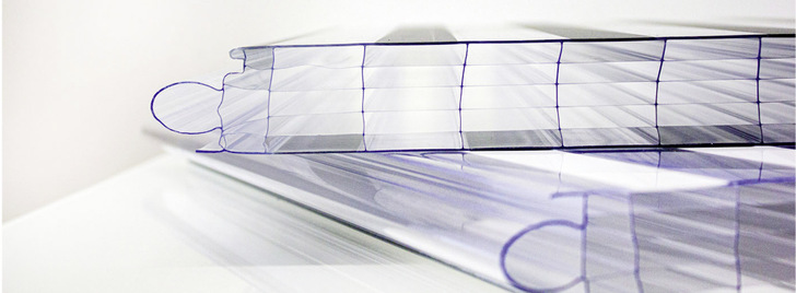 Der mehrschalige Aufbau der Polycarbonat-Paneele schafft Luft­kammern, die als Isolationsschichten dienen. Auf diese Weise wird die Wärmeleitung reduziert.