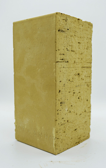 Der Lehmziegel wird nicht gebrannt, sondern stranggepresst und getrocknet. Er kann Feuchtigkeit gut aufnehmen und gezielt wieder abgeben.