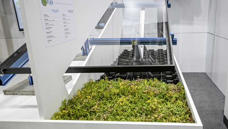 S-Flex hat bei der Entwicklung des neuen Gründachsystems auf die entscheidende Voraussetzung geachtet. Die Modulunterkante lässt ausreichend Platz zum Substrat.