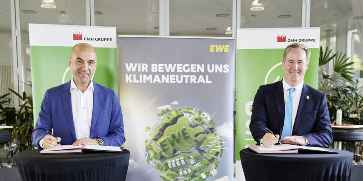 Unterzeichnung: Stefan Dohler, EWE-Vorstandsvorsitzender (links), Alexander Becker, CEO GMH-Gruppe