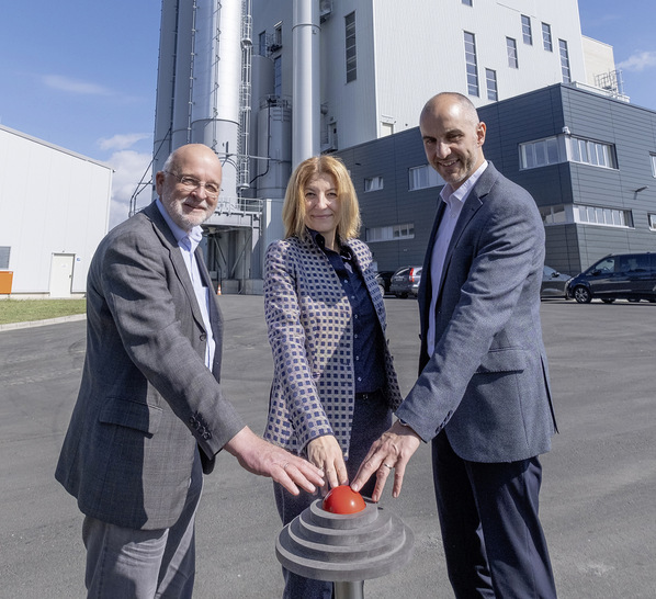 Inbetriebnahme der Klärschlammverwertungsanlage in Hannover-Lahe (von links): Manfred Schüle (Geschäftsführer Enercity Contracting), Enercity-CEO Susanna Zapreva und Hannovers Oberbürgermeister Belit Onay