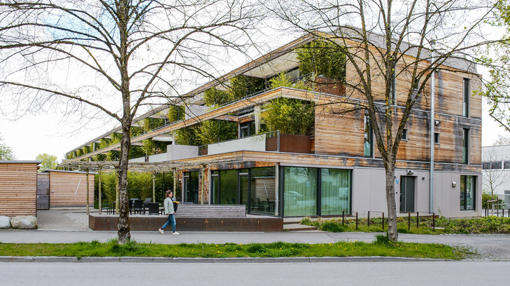 Das Mehrparteienhaus der Baugemeinschaft Stadtnatur steht in München-Riem. Es öffnet sich nach Süden der Wintersonne, Begrünung und Verschattung verhindern Überhitzung im Sommer.