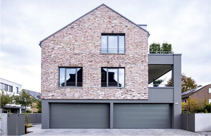 Für ein Mehrfamilienhaus im niederrheinischen Meerbusch hat der Architekt verklinkerte und verputzte Elemente verbunden.
