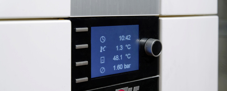 Wird die Vorlauftemperatur um ein Kelvin gesenkt, steigert sich die Effizienz einer Luft/Wasser-Wärmepumpe um zwei bis 2,5 Prozent. Es ist damit wirtschaftlich und klimafreundlich, mit einer verringerten Vorlauftemperatur bis maximal 55 Grad Celsius zu heizen.