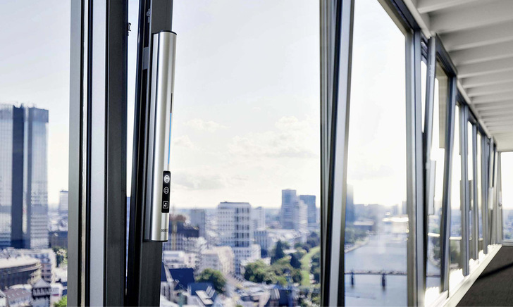 Beim Fensterantrieb F 1200+ aktiviert ein Sensor das Bedienfeld, sobald sich eine Person nähert. Kapazitative Touchbuttons und eine LED-Anzeige erleichtern die Bedienung. Ein zusätzlicher Helligkeitssensor passt die LED-Anzeige den Lichtverhältnissen im Raum an.