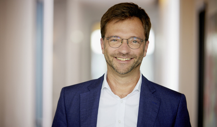 Thomas Schoy  i st Mitinhaber und Geschäftsführer der Münchner Unternehmensgruppe Privates Institut. Schon in den  19 90er - Jahren befasste  er  sich intensiv mit erneuerbaren Energien, damals  mit Beteiligungen an  Windkraftwerken. Seit 2007 setzt er sich für die Demokratisierung der Energieerzeugung mittels Ausbau der Solarenergie in Deutschland ein – finanziert durch Privatinvestoren ,  sowohl einzelunternehmerisch als auch über  die  Schwarmfinanzierung.