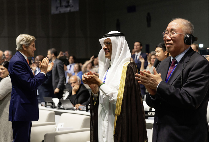Abschlusstag der Cop 28 in Dubai mit allerlei Prominenz inklusive John Kerry (links), Ex-US-Außenminister und Klimaverhandler