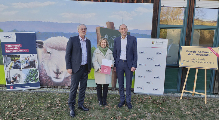 Förderbescheidübergabe in Kirchberg mit Klimaschutzministerin Katrin Eder, Landrat Volker Boch (rechts) und Thomas Lorenz, Vorstand Rhein-Hunsrück Entsorgung (links).