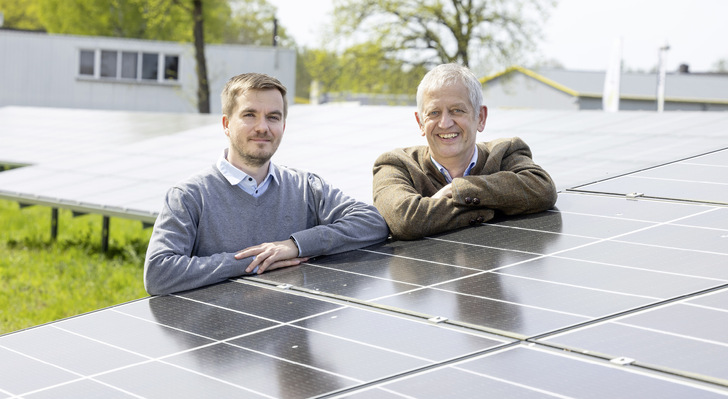 Martin Siebert, technischer Leiter der Papierfabrik Drewsen (links), und Ludger Benien, verantwortlich für das Erreichen der Klimaziele bei Drewsen