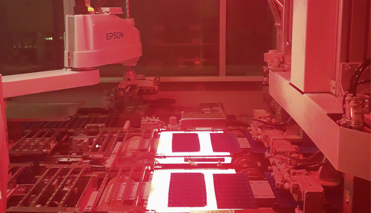 Aufbereitung der Wafer vor der Montage der Zellstrings in der Modulfabrik von Solarwatt.