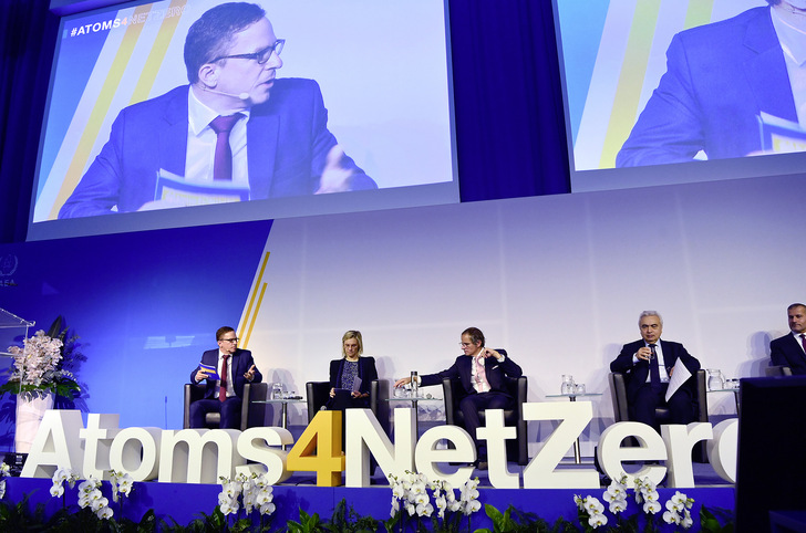 Frankreichs Energieministerin Agnès Pannier-Runacher in einer Runde der „Atoms4NetZero“