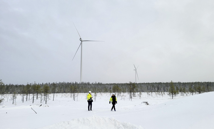 Dezember 2023: Abo Wind baut 30-Megawatt-Park Illevaara aus fünf V162-Vestas-Turbinen in Nordfinnland. Die Hessen signierten  –  großräumig „hybrid“ – 
mit einer US-Tech-Firma nun je einen Stromliefervertrag für diesen finnischen Windstrom und für Strom aus einem spanischen 50-Megawatt-Solarpark.