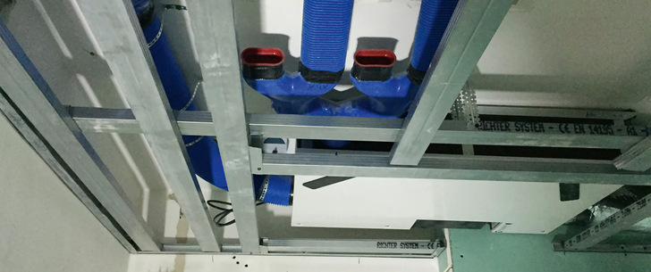 Für Lüftungsanlagen und -kanäle fehlt es in Bestandsbauten entweder an Platz oder ihr Einbau scheitert an Vorbehalten seitens der Bewohner. Neben Aufklärung mangelt es aber häufig auch an ausgeklügelten Konzepten, um die Kosten und den baulichen Aufwand soweit als möglich zu minimieren.