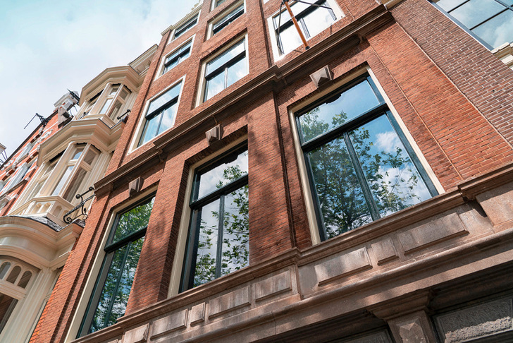 Das hauchdünne Fineo-Vakuumisolierglas war beim Umbau des Amsterdamer Luxus-Boutiquehotels „The Noblemen“ ein wichtiger Baustein des Sanierungskonzepts. Mit ihm ließen sich die Vorgaben des Denkmalschutzes einhalten und die Anforderungen an Wärme- und Schallschutz erfüllen.