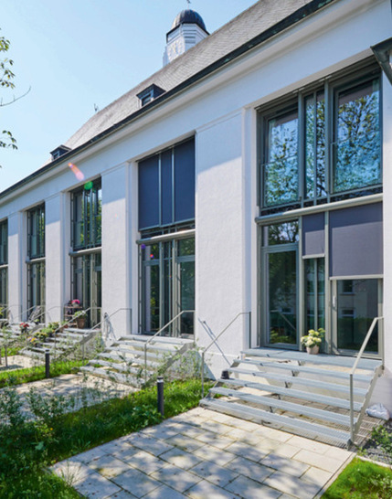 Die Pfosten-Riegel-Konstruktionen der Serie GW 2950 mit einflügeligen Dreh-Kipp-Fenstern (GW 2510) verfügen über spezielles Sicherheitsglas, Absturzsicherungen im Brüstungsbereich sowie einen effektiven Sonnenschutz.