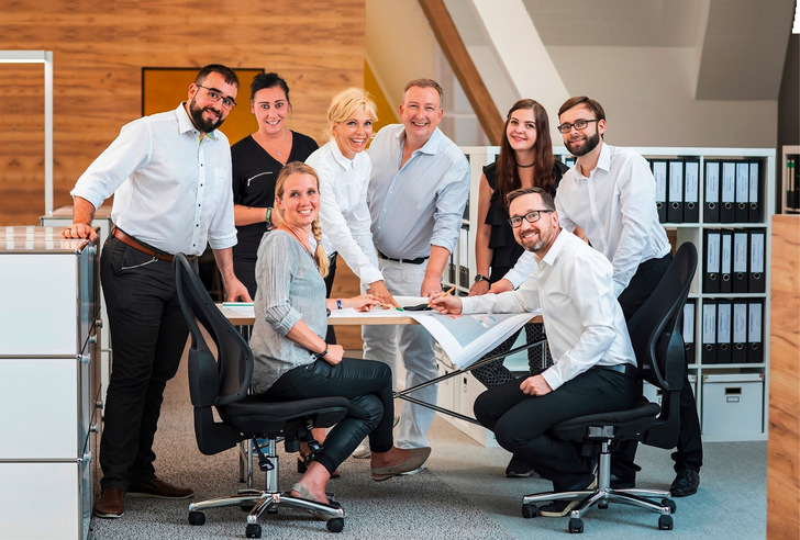 Das Team des Architekturbüros von Domaros in Leipzig: Cornelia von Domaros steht in der Mitte und Sebastian Graf steht ganz links.