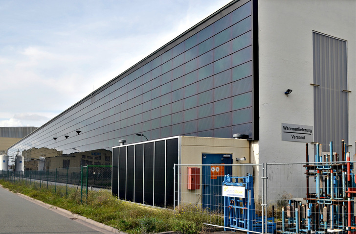 Industriefassaden bieten große, zusammenhängende Flächen – oft auch ohne Fenster. Sie lassen sich einfacher mit Modulen in Standardgrößen belegen. Das senkt die Kosten.