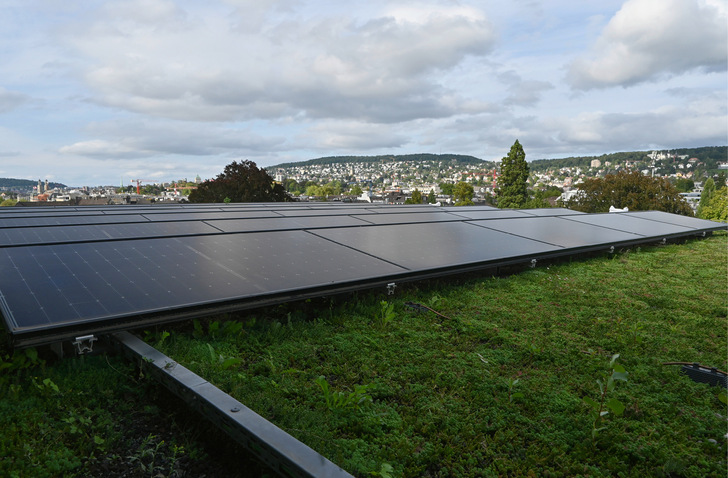 Um Städte auf den Klimawandel vorzubereiten, ist beides notwendig: Gründach und Grünstrom.