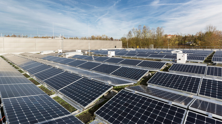 Industriebetriebe nutzen eigene Sonnenenergie und Strom aus dem Netz. Mit einer Preisoptimierung sparen sie nicht nur Kosten. Sie können damit auch die Netze entlasten.