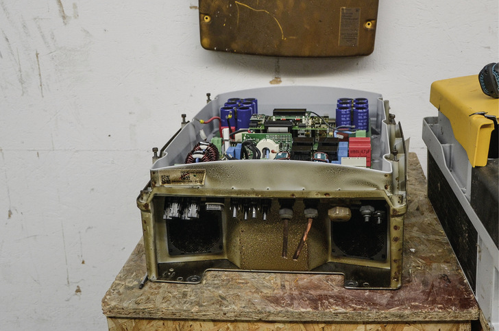 Ist das ein Versicherungsschaden oder nicht? Die Frage klärt sich erst, wenn der Wechselrichter genau untersucht wurde. - © Foto: Velka Botička Ist das ein Versicherungsschaden oder nicht? Die Frage klärt sich erst, wenn der Wechselrichter genau untersucht wurde.