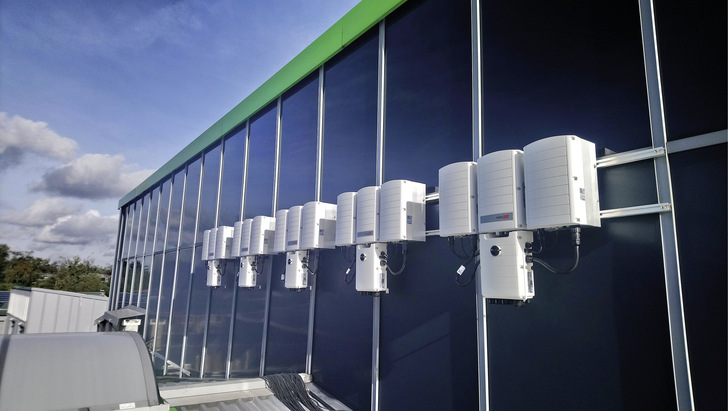 Das Solarsystem mit Leistungsoptimierern und intelligenten Wechselrichtern erfüllt höchste Ansprüche an den Brandschutz.