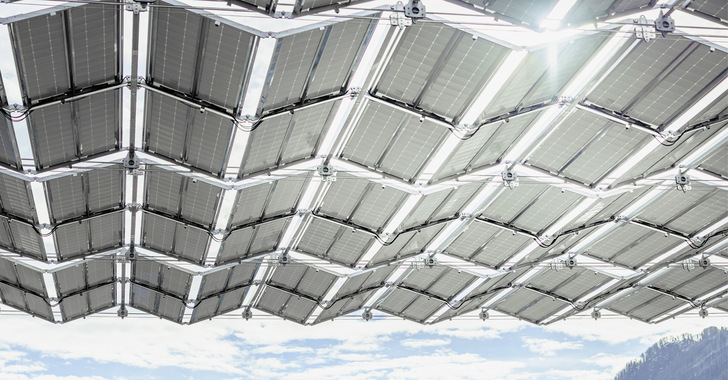 Das solare Faltdach von DHP fährt bei Sturm oder Schnee automatisch ein. - © Foto: Michael Alan Brooks/DHP Das solare Faltdach von DHP fährt bei Sturm oder Schnee automatisch ein.