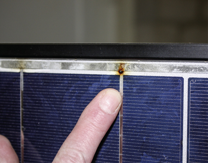 Hotspot am Anschluss des Zellverbinders zur Modulkontaktierung. - © Foto: Heiko Schwarzburger Hotspot am Anschluss des Zellverbinders zur Modulkontaktierung.