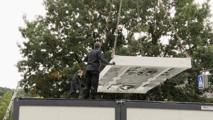 Installation der Dachmodule für die Solarcontainer. - © Foto: Faber Installation der Dachmodule für die Solarcontainer.