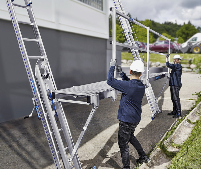 Aufbau des Leitern-Blitzgerüsts am Objekt. - © Foto: Mauderer Aufbau des Leitern-Blitzgerüsts am Objekt.